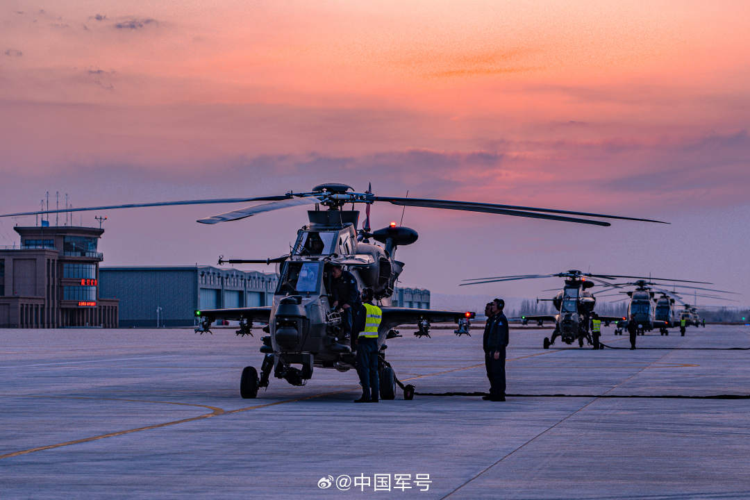 壁纸上新！战机划破夜空飞行训练大片