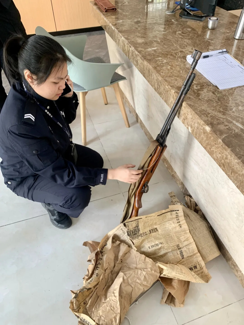 浙江一派出所收到用25年前旧报纸包着的神秘包裹,民警打开发现一把枪! 浙江一派出所收到用25年前旧报纸包着的神秘包裹,民警打开发现一把枪!