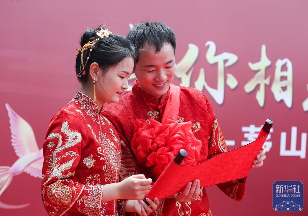 江苏句容：集体婚礼倡新风