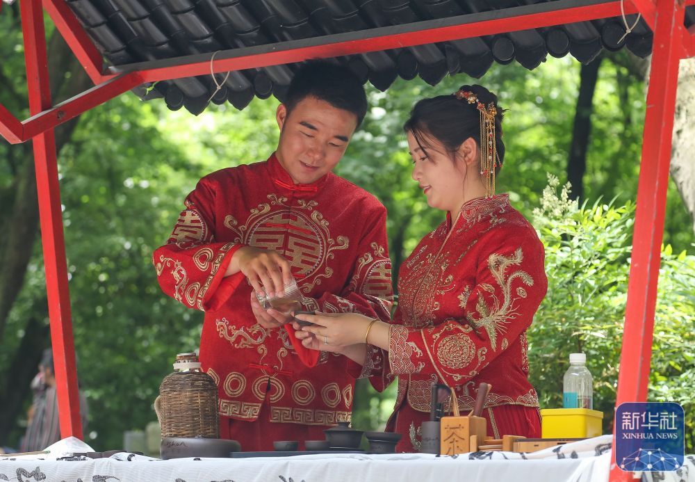 江苏句容：集体婚礼倡新风