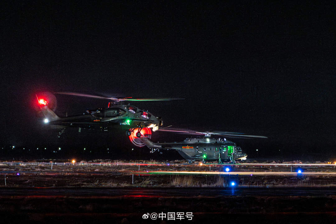 壁纸上新！战机划破夜空飞行训练大片