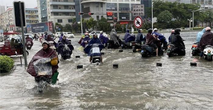 收到暴雨预警后该怎么做？如何避险自救？一文了解→