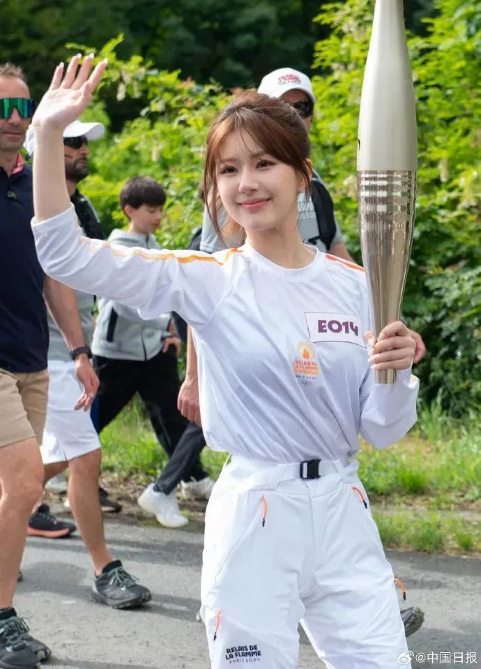 演员赵露思,成功完成巴黎奥运会圣火传递! 演员赵露思,成功完成巴黎奥运会圣火传递!