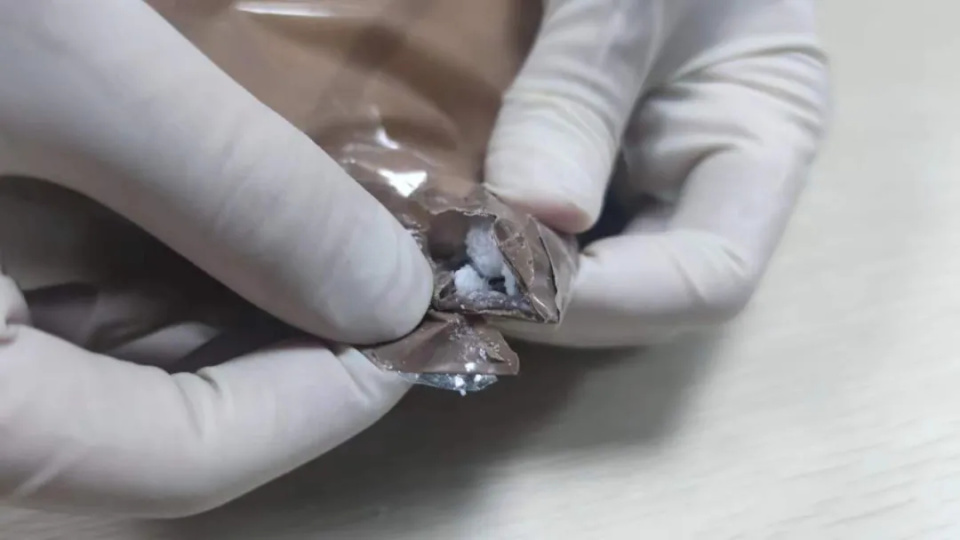 “自助餐保温餐具”包裹内藏3千余克白色晶体，海关：“丧尸药”！