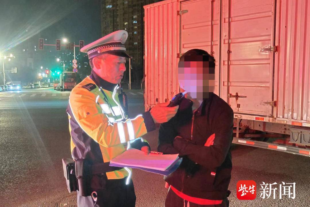 同等责任!车辆转弯撞到闯红灯的电动车,司机下车搀扶发现对方涉嫌酒驾 同等责任!车辆转弯撞到闯红灯的电动车,司机下车搀扶发现对方涉嫌酒驾