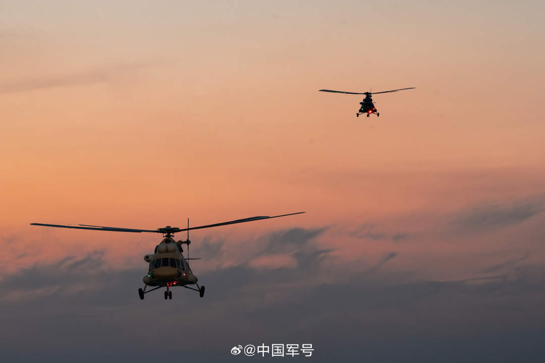 壁纸上新！战机划破夜空飞行训练大片