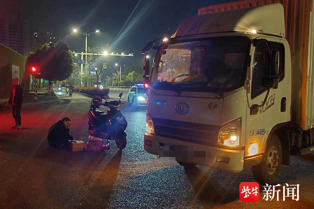 同等责任!车辆转弯撞到闯红灯的电动车,司机下车搀扶发现对方涉嫌酒驾 同等责任!车辆转弯撞到闯红灯的电动车,司机下车搀扶发现对方涉嫌酒驾