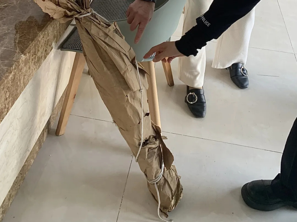 浙江一派出所收到用25年前旧报纸包着的神秘包裹,民警打开发现一把枪! 浙江一派出所收到用25年前旧报纸包着的神秘包裹,民警打开发现一把枪!