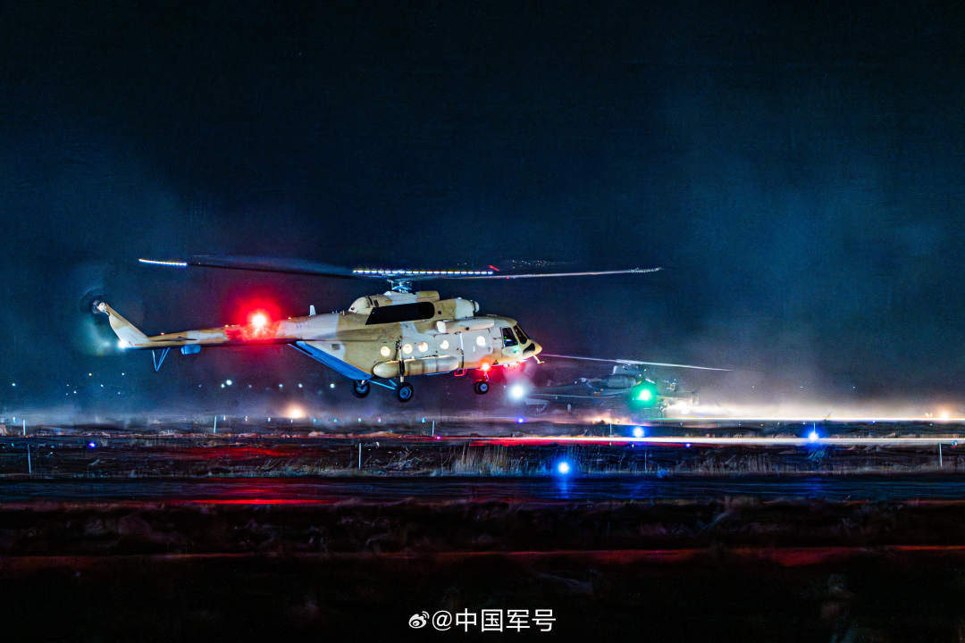 壁纸上新！战机划破夜空飞行训练大片