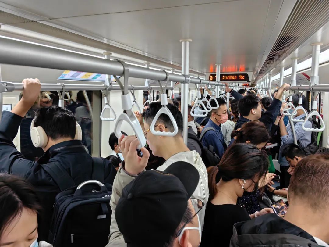 突发!上海地铁12号线发生故障,乘客:突然急刹车,车厢里东倒西歪…… 突发!上海地铁12号线发生故障,乘客:突然急刹车,车厢里东倒西歪……