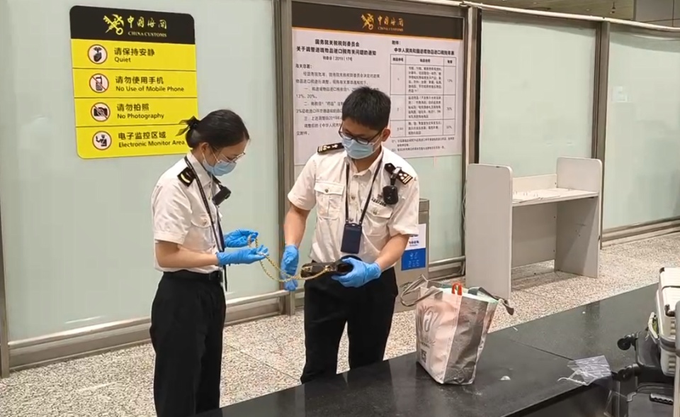 挎包链条换成大金链子,800克黄金就能混入境了?海关提醒 挎包链条换成大金链子,800克黄金就能混入境了?海关提醒