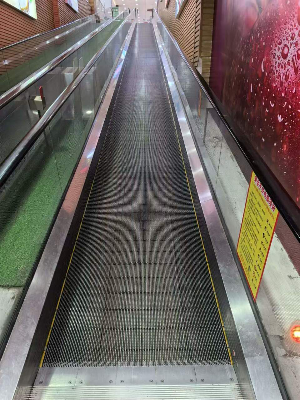 男童商场坐扶梯被卡，众人合力救出！妈妈：虽然心痛，但责任在自身