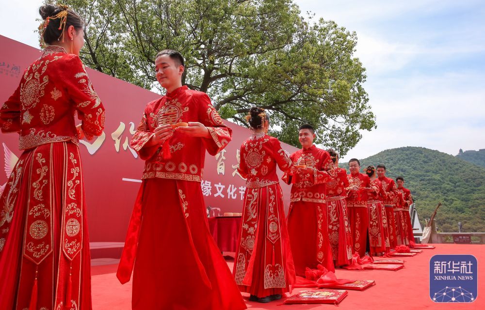 江苏句容：集体婚礼倡新风
