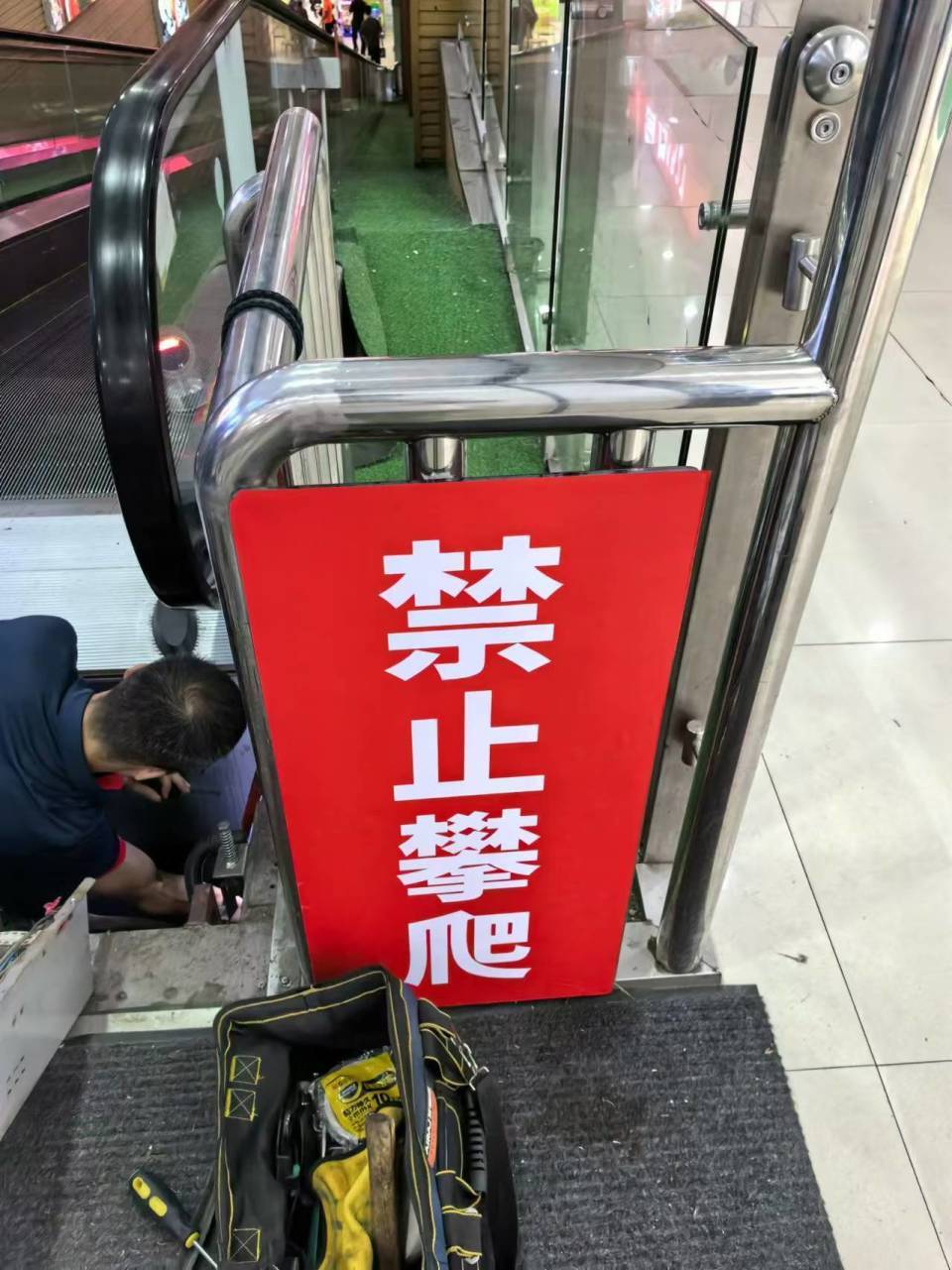 男童商场坐扶梯被卡，众人合力救出！妈妈：虽然心痛，但责任在自身