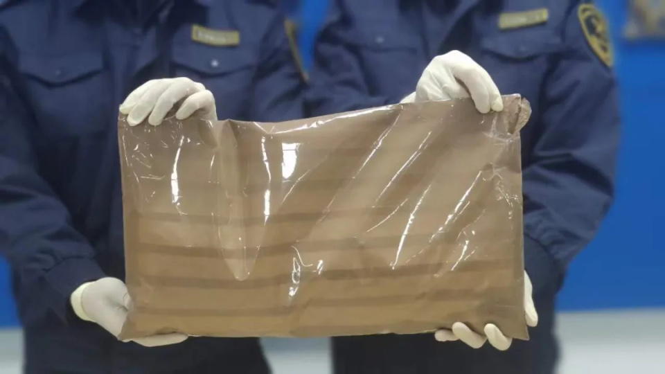 “自助餐保温餐具”包裹内藏3千余克白色晶体，海关：“丧尸药”！