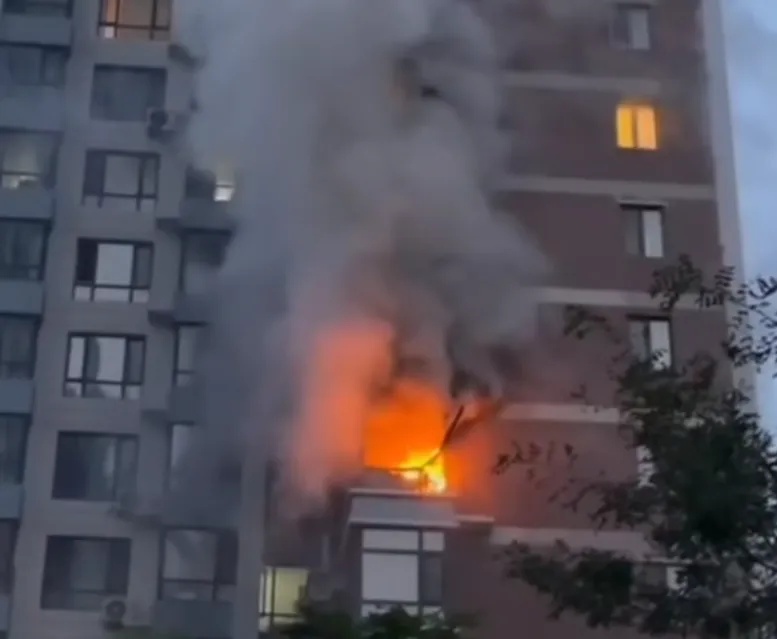 太危险!整间卧室被烧光!夏天你家可能每天都在用 太危险!整间卧室被烧光!夏天你家可能每天都在用