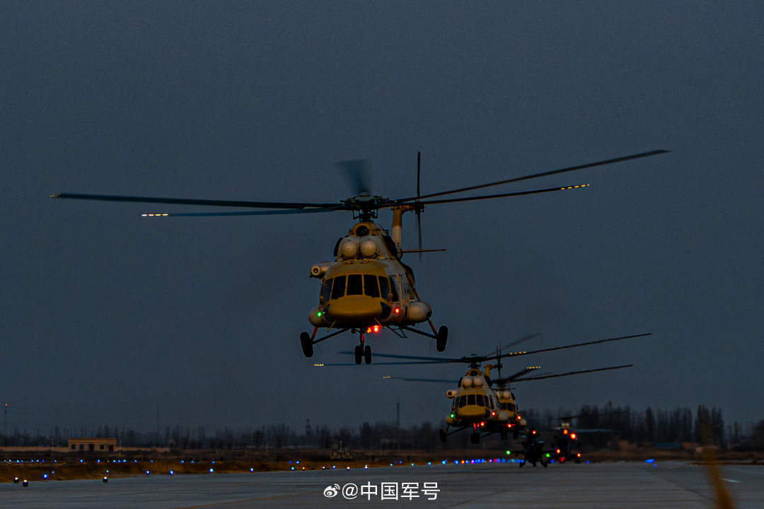 壁纸上新！战机划破夜空飞行训练大片