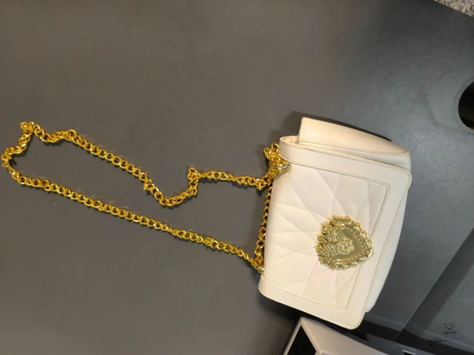 挎包链条换成大金链子,800克黄金就能混入境了?海关提醒 挎包链条换成大金链子,800克黄金就能混入境了?海关提醒