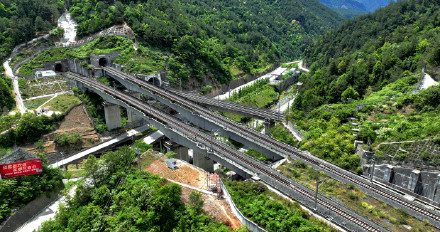 这座县级高铁站为何修“歪”了? 这座县级高铁站为何修“歪”了?