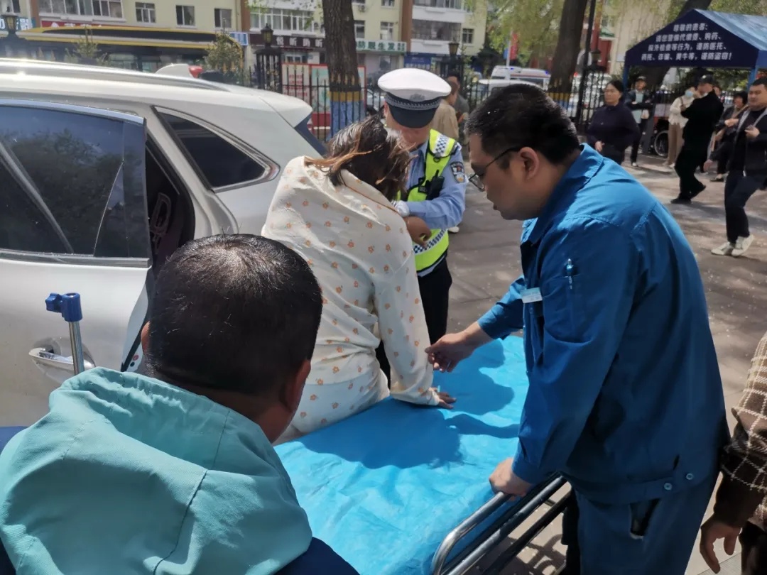 争分夺秒！双胞胎孕妇羊水破裂……黑龙江高速交警紧急行动！