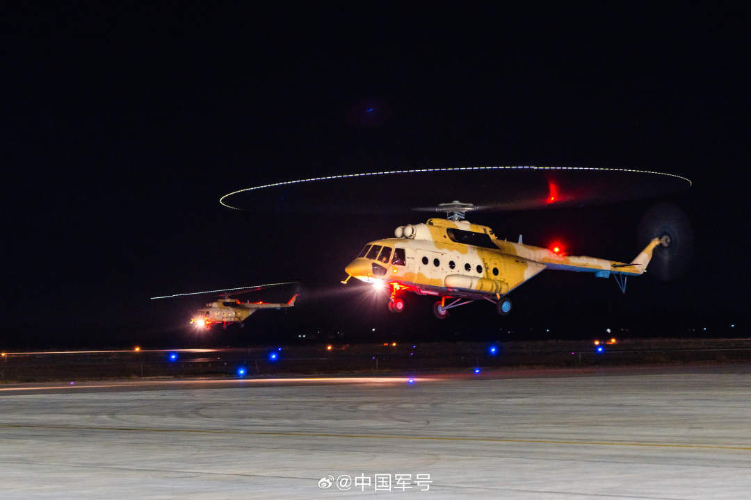 壁纸上新！战机划破夜空飞行训练大片
