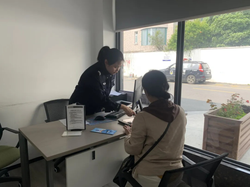 浙江一派出所收到用25年前旧报纸包着的神秘包裹,民警打开发现一把枪! 浙江一派出所收到用25年前旧报纸包着的神秘包裹,民警打开发现一把枪!