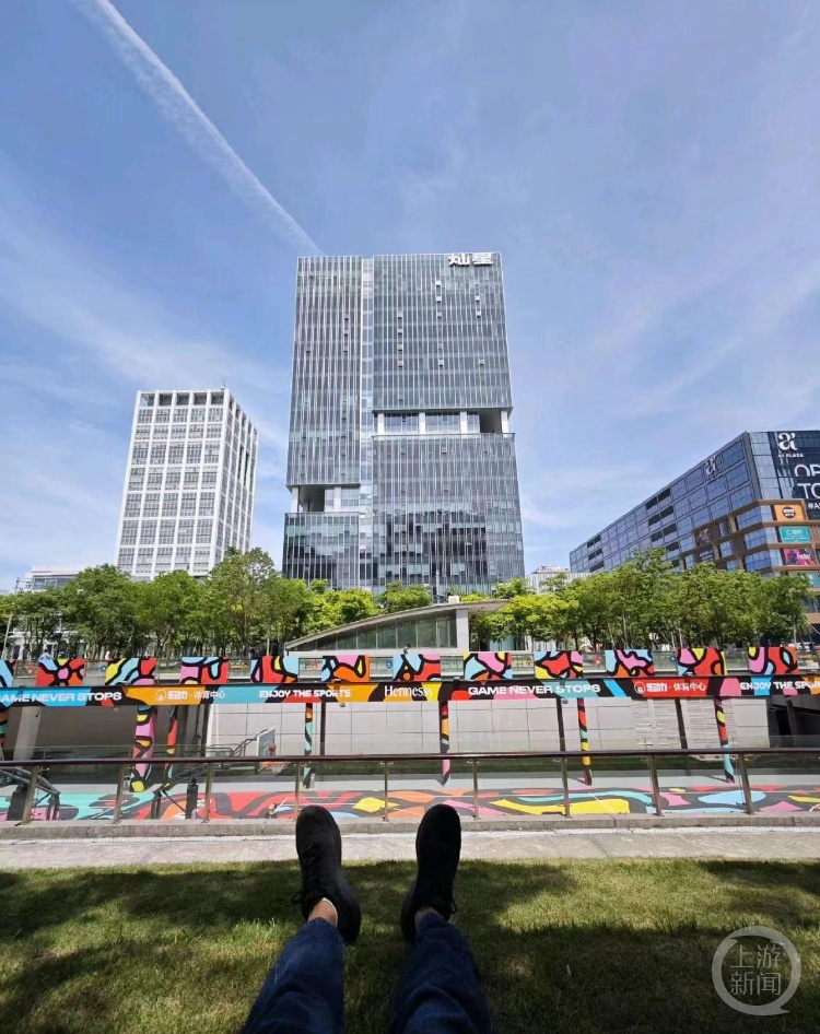 打工人的午休天堂！上海一阶梯草坪火了