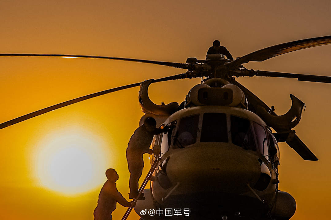 壁纸上新！战机划破夜空飞行训练大片