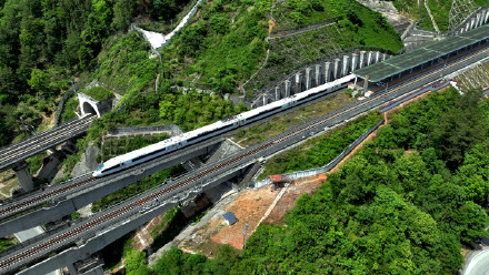 这座县级高铁站为何修“歪”了? 这座县级高铁站为何修“歪”了?