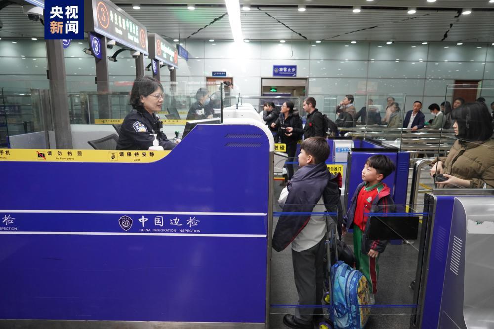 拱北口岸珠澳两地跨境学童年内通关量破20万人次 拱北口岸珠澳两地跨境学童年内通关量破20万人次