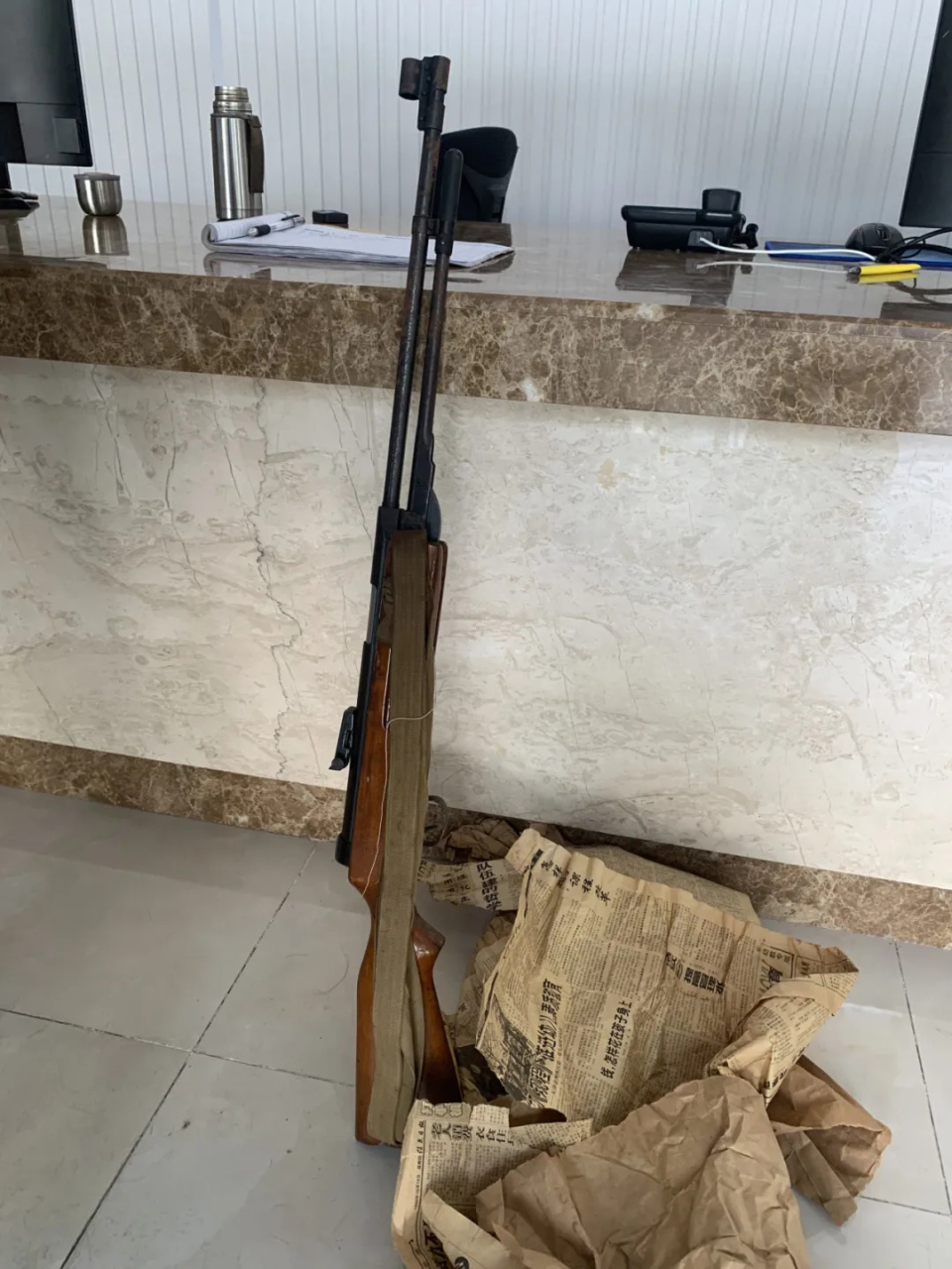 浙江一派出所收到用25年前旧报纸包着的神秘包裹,民警打开发现一把枪! 浙江一派出所收到用25年前旧报纸包着的神秘包裹,民警打开发现一把枪!
