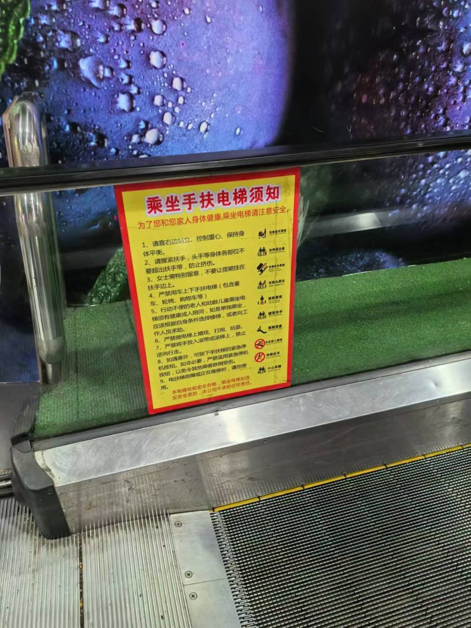 男童商场坐扶梯被卡，众人合力救出！妈妈：虽然心痛，但责任在自身