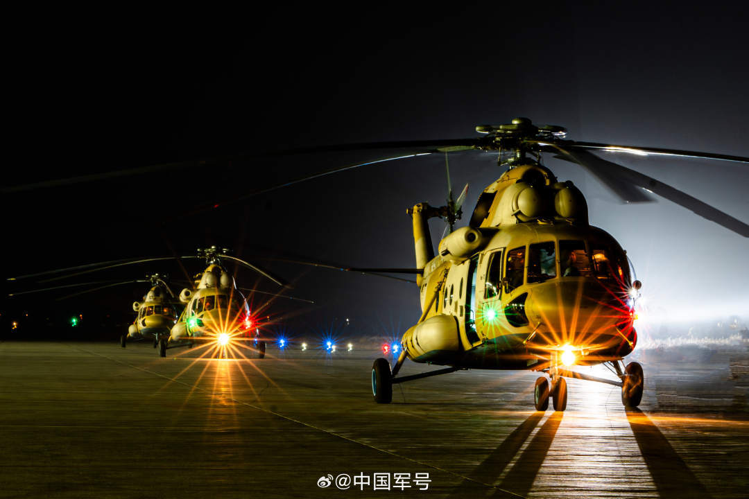 壁纸上新！战机划破夜空飞行训练大片