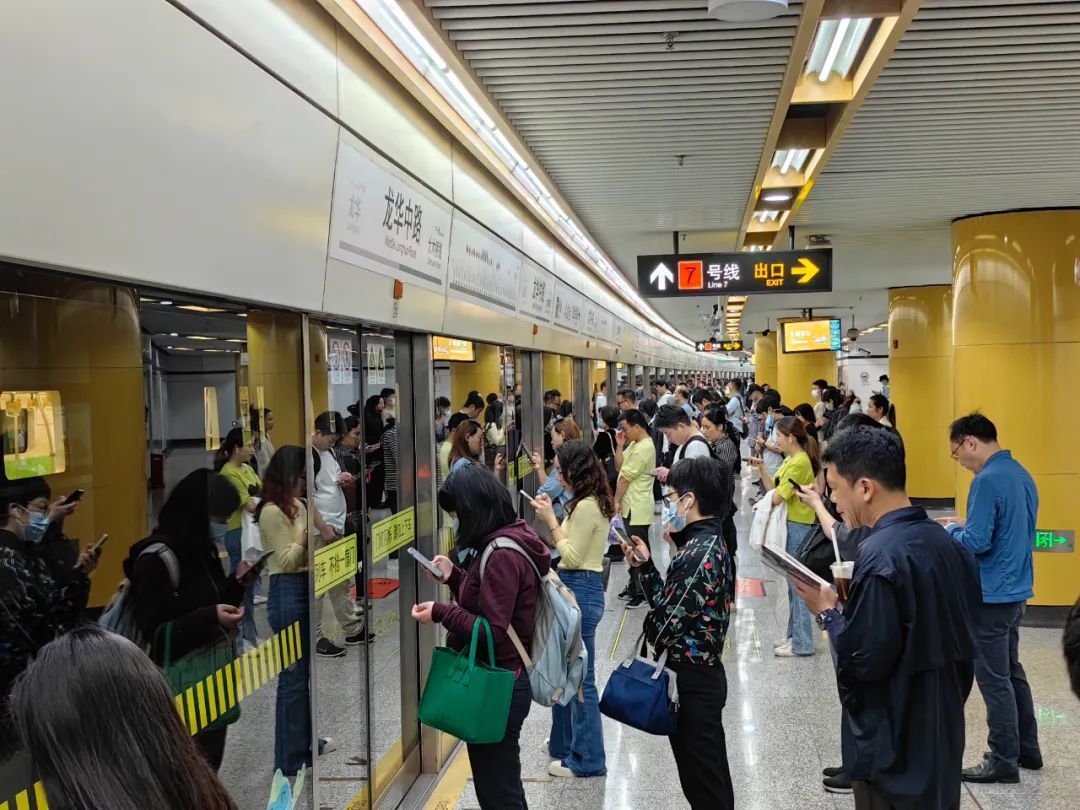 突发!上海地铁12号线发生故障,乘客:突然急刹车,车厢里东倒西歪…… 突发!上海地铁12号线发生故障,乘客:突然急刹车,车厢里东倒西歪……