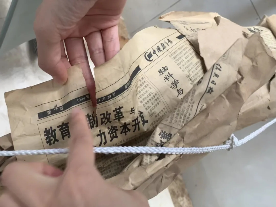 浙江一派出所收到用25年前旧报纸包着的神秘包裹,民警打开发现一把枪! 浙江一派出所收到用25年前旧报纸包着的神秘包裹,民警打开发现一把枪!