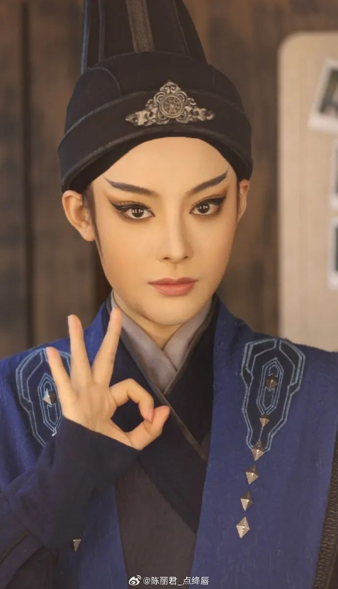 热搜第一!演员陈丽君演出前突然晕倒 热搜第一!演员陈丽君演出前突然晕倒