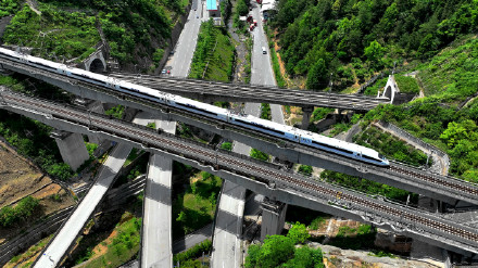 这座县级高铁站为何修“歪”了? 这座县级高铁站为何修“歪”了?