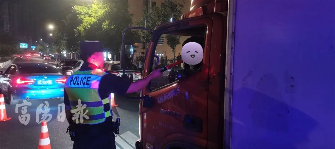 深夜杭州街头，男子当场后悔，只因做了这件事……