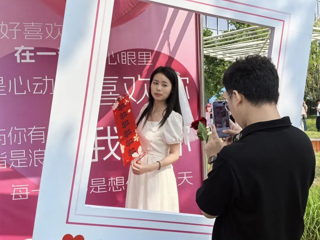 郑州2314对儿新人“520”领证！有人提前一晚搬板凳排队