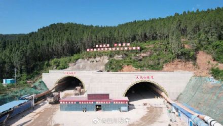 京昆高速广元至绵阳段扩容工程大鼓山隧道双幅顺利贯通 京昆高速广元至绵阳段扩容工程大鼓山隧道双幅顺利贯通