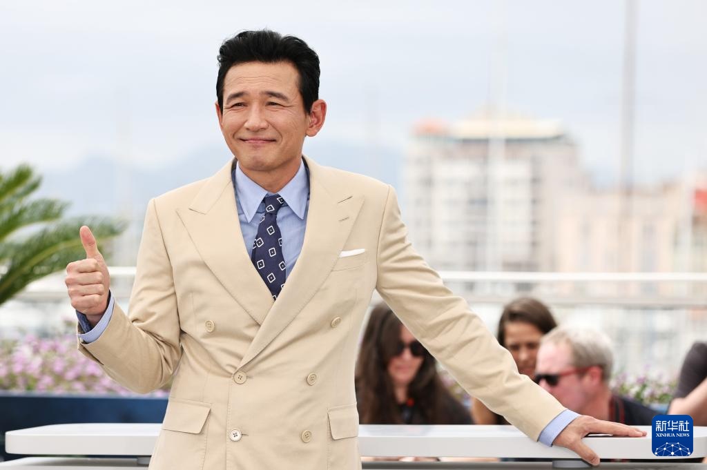 戛纳电影节：韩国影片《老手2》主创亮相拍照式