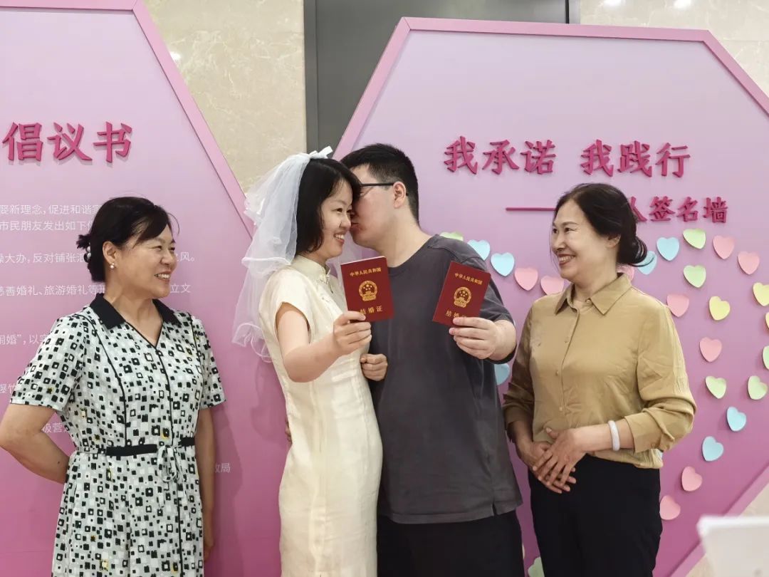 郑州2314对儿新人“520”领证！有人提前一晚搬板凳排队