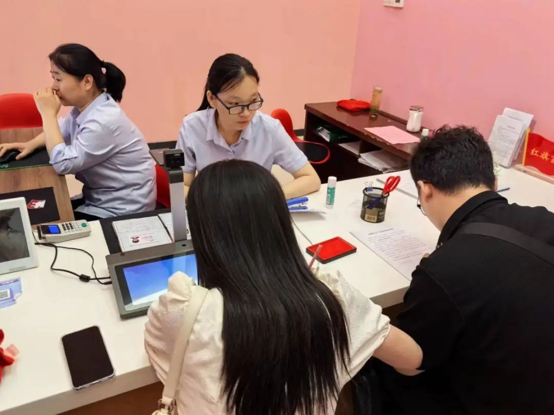 郑州2314对儿新人“520”领证！有人提前一晚搬板凳排队