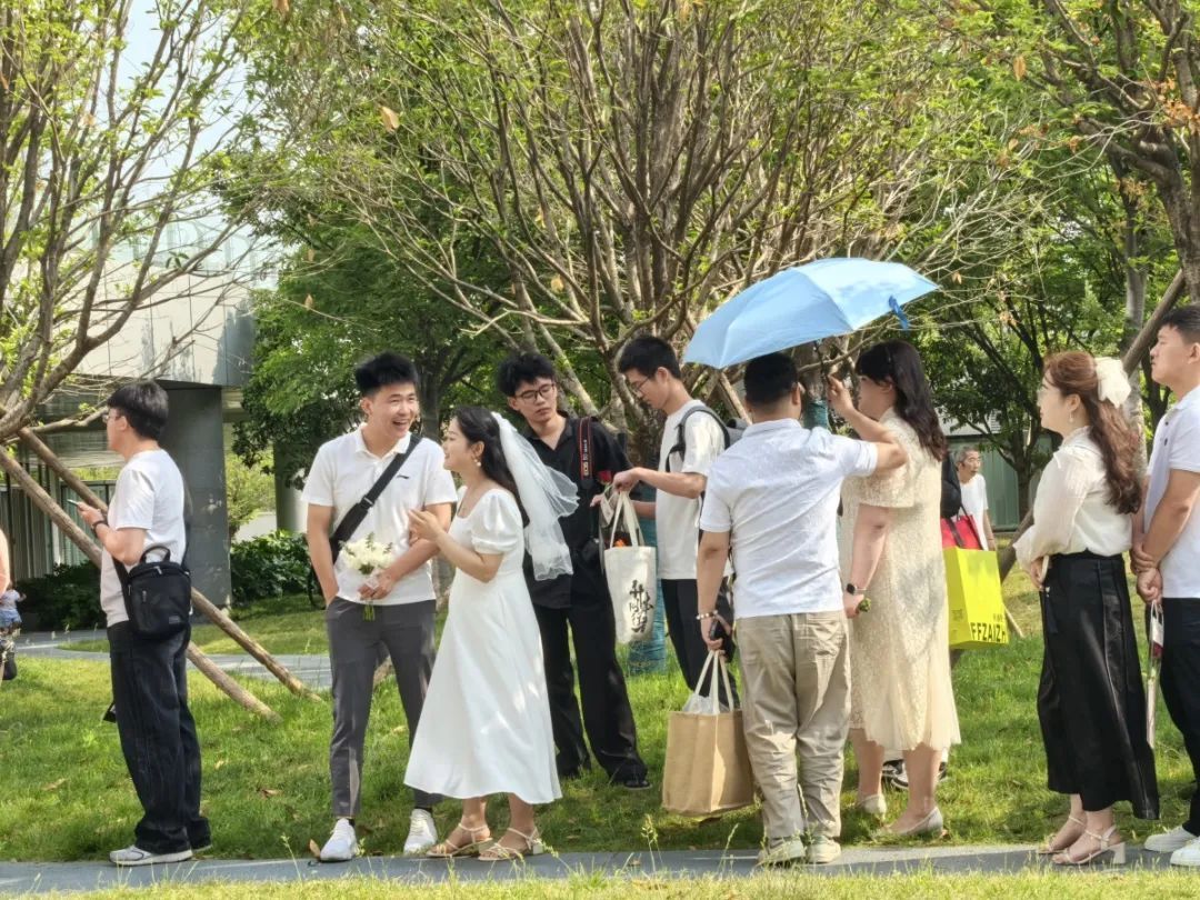 郑州2314对儿新人“520”领证！有人提前一晚搬板凳排队