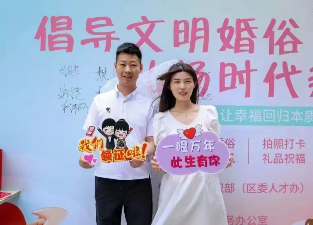 郑州2314对儿新人“520”领证！有人提前一晚搬板凳排队