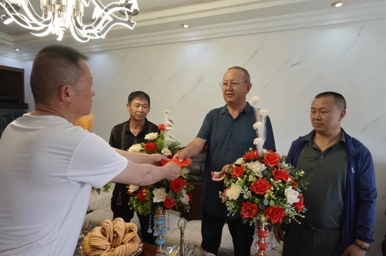 男子苦寻23年前恩人替兄还债 民警出手：找到了！