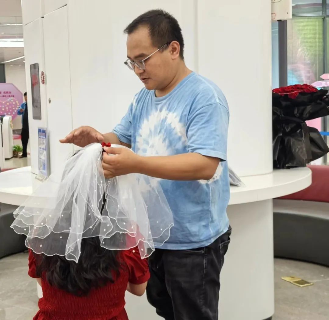 郑州2314对儿新人“520”领证！有人提前一晚搬板凳排队