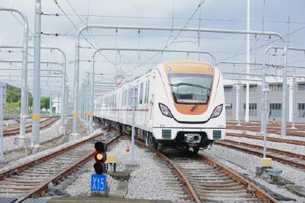 广州地铁十四号线新车上线,工作日高峰期行车间隔缩短40秒 广州地铁十四号线新车上线,工作日高峰期行车间隔缩短40秒