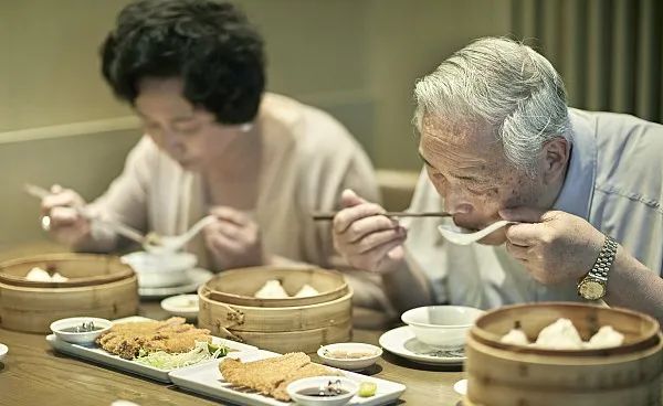 上海给老人每天发2元助餐补贴？解读有误！