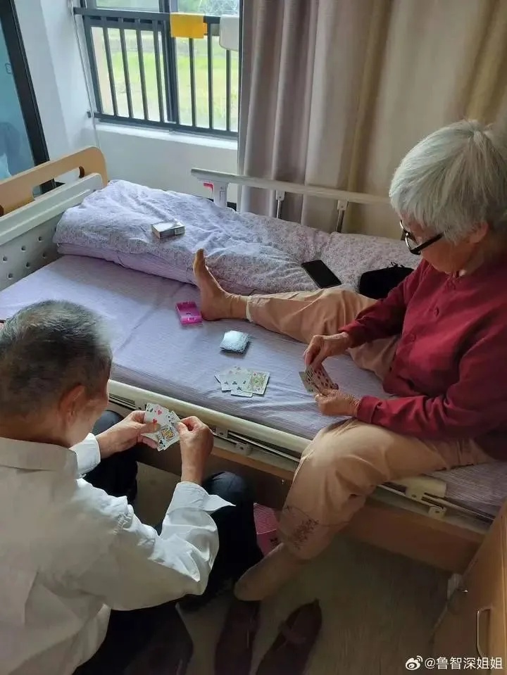 知名主持人，决定送父母去养老院